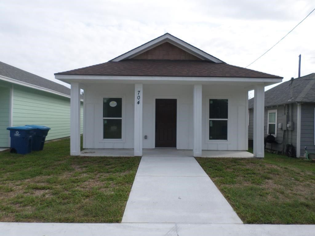 704 N Gagon St, Rockport, TX 78382