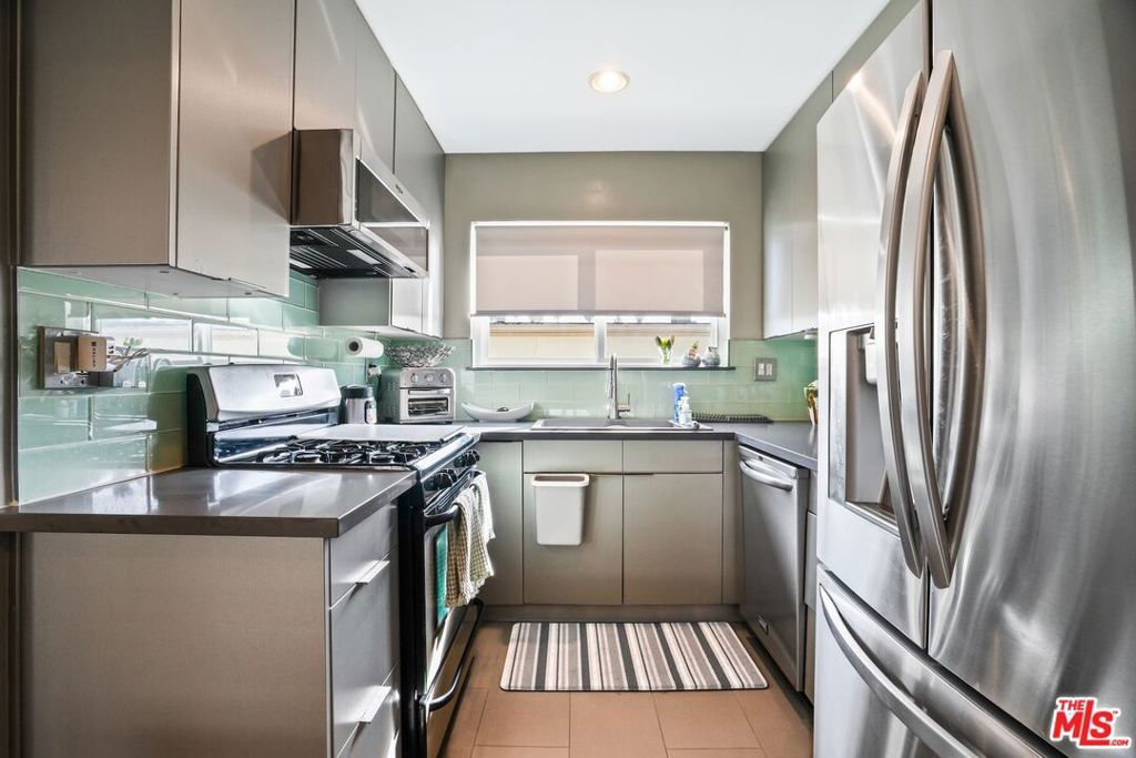 Image 5 of property listing at 1317 Stanford Street 5, Santa Monica, CA 90404