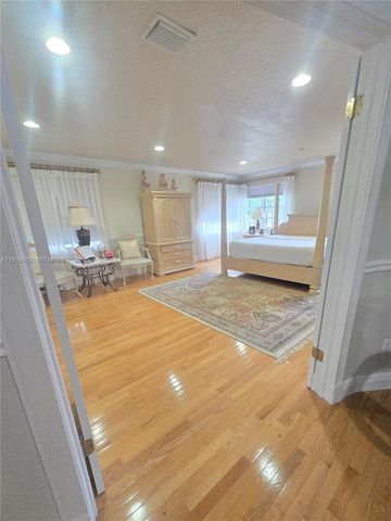 16422 NW 83rd Pl, Miami Lakes, FL 33016