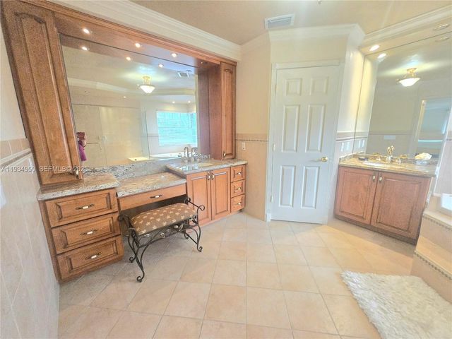 16422 NW 83rd Pl, Miami Lakes, FL 33016