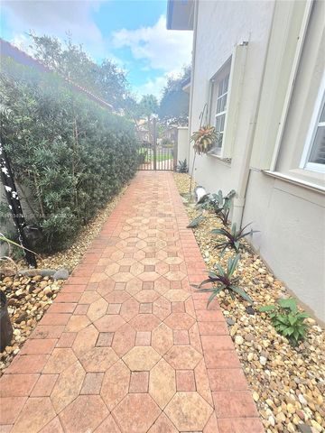 16422 NW 83rd Pl, Miami Lakes, FL 33016