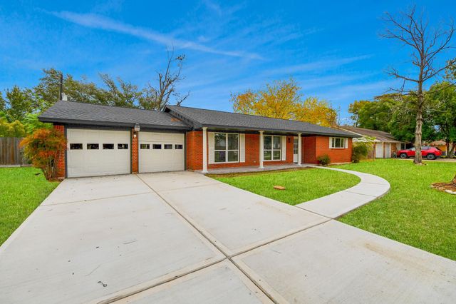 5108 Somerset Drive, Baytown, TX 77521