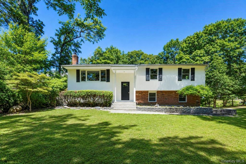 42 Noahs Path, Rocky Point, NY 11778 — photo 2