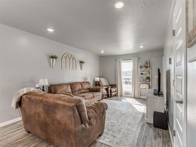 785 NW 16th Street, Moore, OK 73160