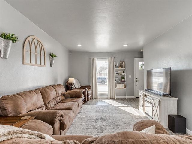 785 NW 16th Street, Moore, OK 73160