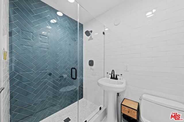 228 S Hudson Avenue, Los Angeles, CA 90004