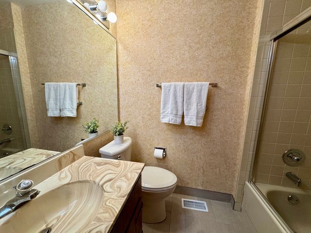 1901 Gresham Circle A, Wheaton, IL 60189
