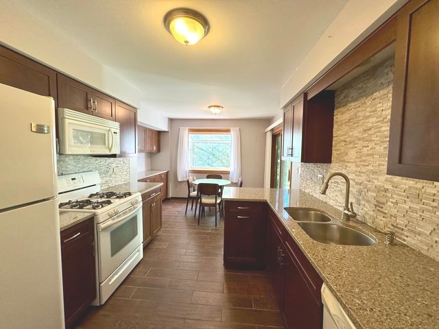 1901 Gresham Circle A, Wheaton, IL 60189