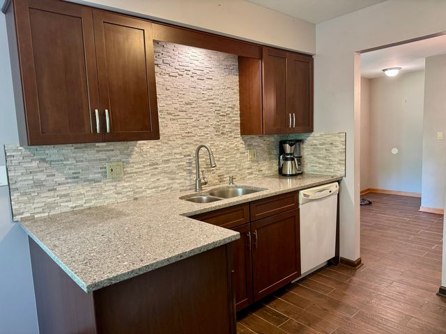 1901 Gresham Circle A, Wheaton, IL 60189