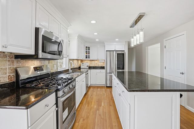 31 Lexington Rd, Shrewsbury, MA 01545