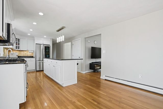 31 Lexington Rd, Shrewsbury, MA 01545