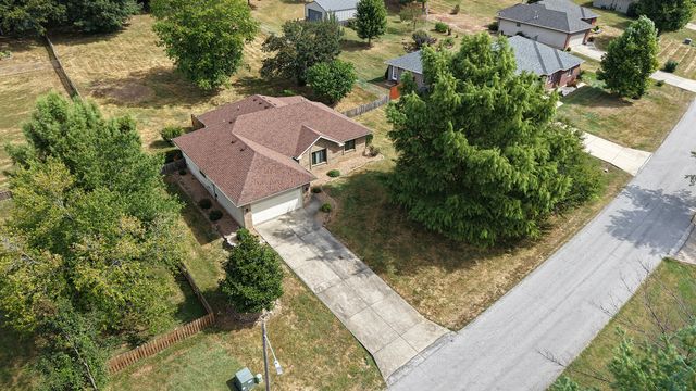 4645 E Blackthorne Lane, Springfield, MO 65809