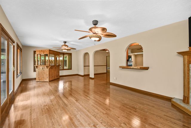 4645 E Blackthorne Lane, Springfield, MO 65809