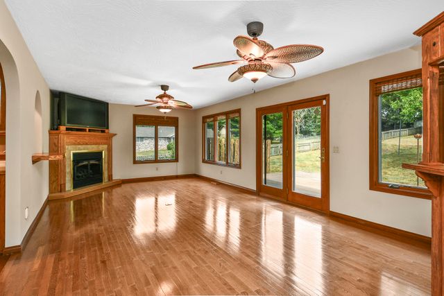 4645 E Blackthorne Lane, Springfield, MO 65809