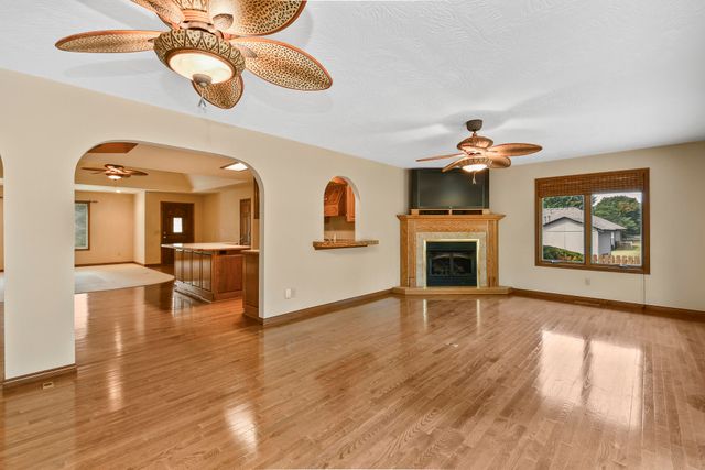 4645 E Blackthorne Lane, Springfield, MO 65809