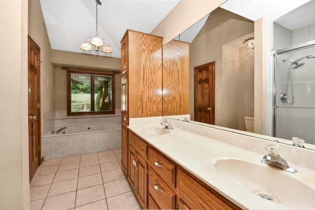 4645 E Blackthorne Lane, Springfield, MO 65809