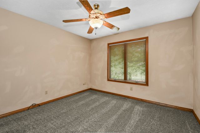 4645 E Blackthorne Lane, Springfield, MO 65809