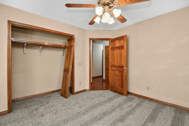 4645 E Blackthorne Lane, Springfield, MO 65809