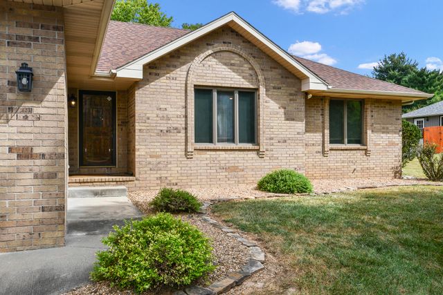 4645 E Blackthorne Lane, Springfield, MO 65809