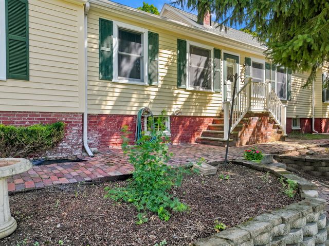 61 Myrtle Ave, Wakefield, MA 01880