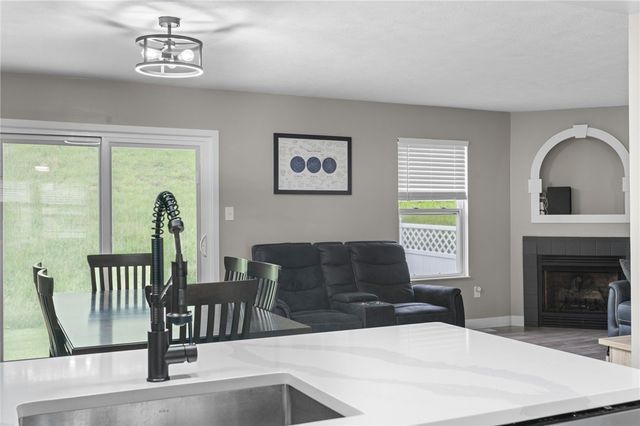 1141 Arrowhead Dr, South Strabane, PA 15301