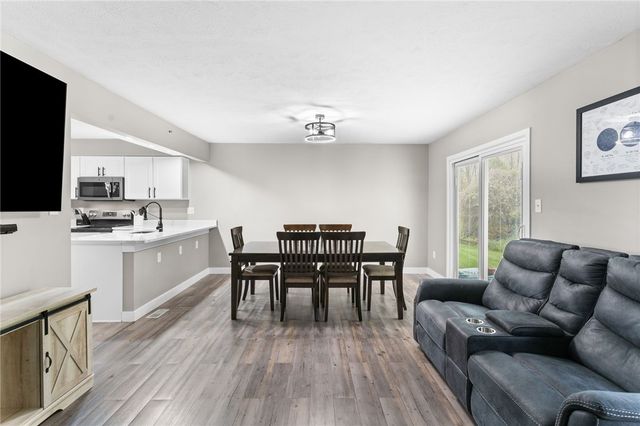 1141 Arrowhead Dr, South Strabane, PA 15301