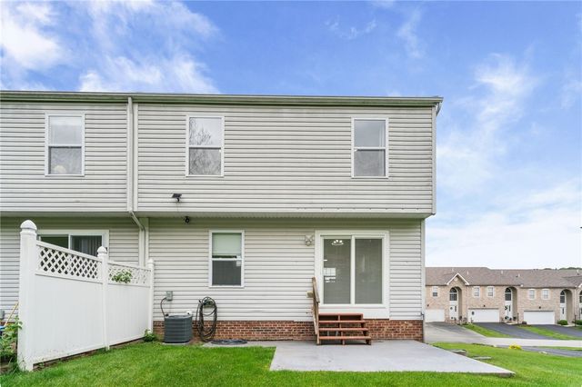 1141 Arrowhead Dr, South Strabane, PA 15301