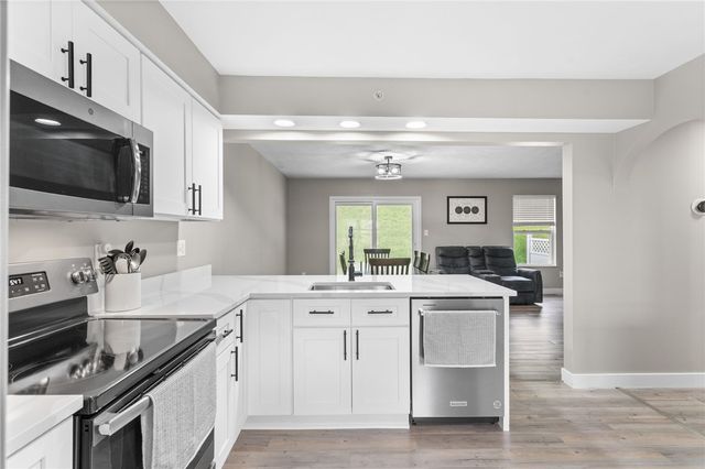 1141 Arrowhead Dr, South Strabane, PA 15301
