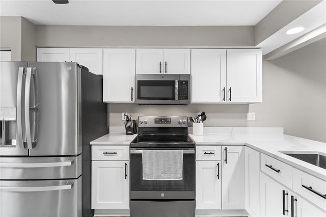 1141 Arrowhead Dr, South Strabane, PA 15301