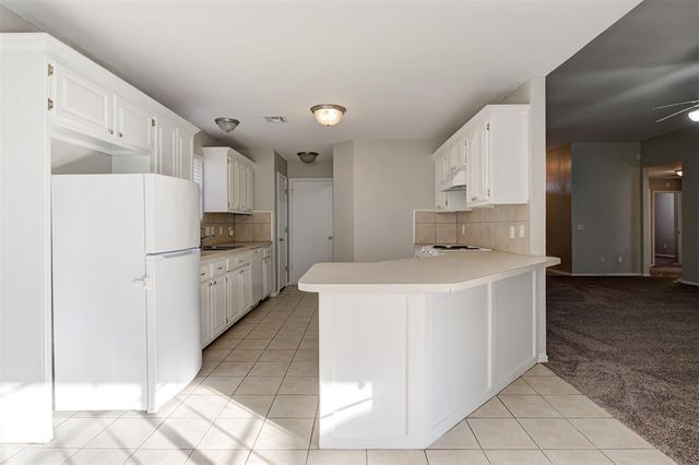 720 E Elder Lane, Mustang, OK 73064