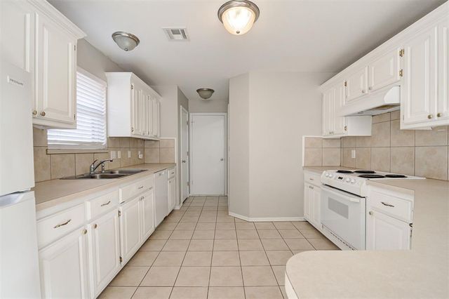 720 E Elder Lane, Mustang, OK 73064