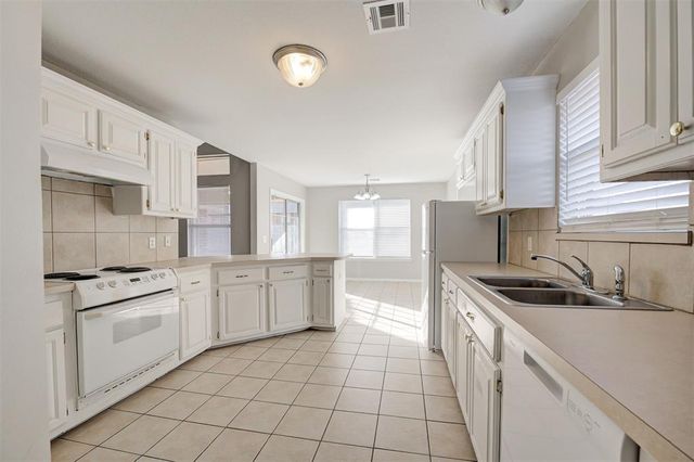 720 E Elder Lane, Mustang, OK 73064