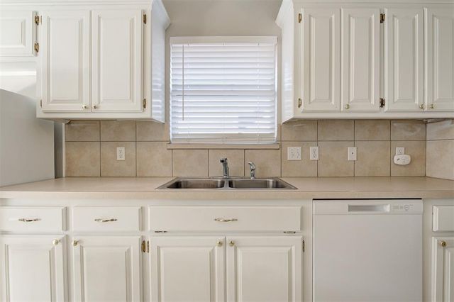 720 E Elder Lane, Mustang, OK 73064