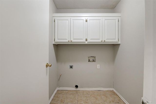 720 E Elder Lane, Mustang, OK 73064