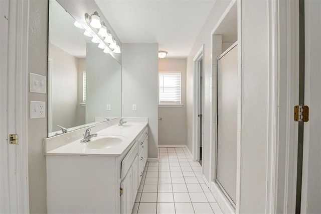 720 E Elder Lane, Mustang, OK 73064