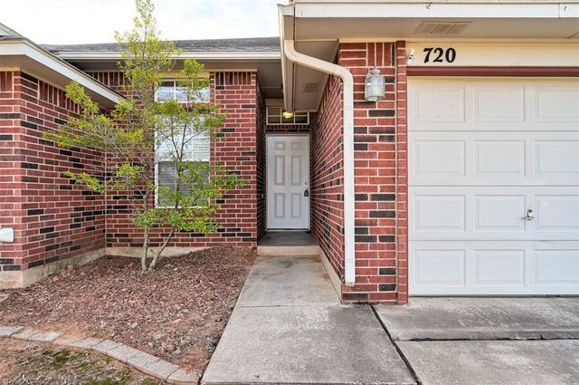 720 E Elder Lane, Mustang, OK 73064