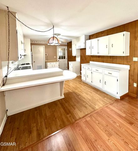 827 Murphy Dr Road, Sevierville, TN 37862