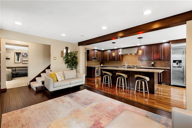 1122 Hillsview Ter, Green Tree, PA 15220