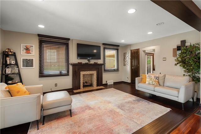 1122 Hillsview Ter, Green Tree, PA 15220