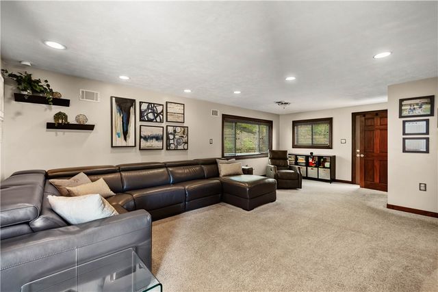 1122 Hillsview Ter, Green Tree, PA 15220