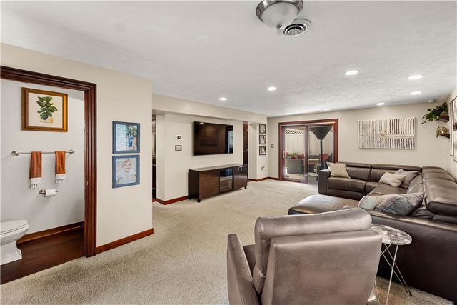 1122 Hillsview Ter, Green Tree, PA 15220