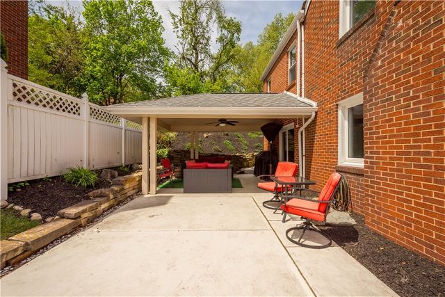 1122 Hillsview Ter, Green Tree, PA 15220