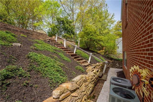 1122 Hillsview Ter, Green Tree, PA 15220