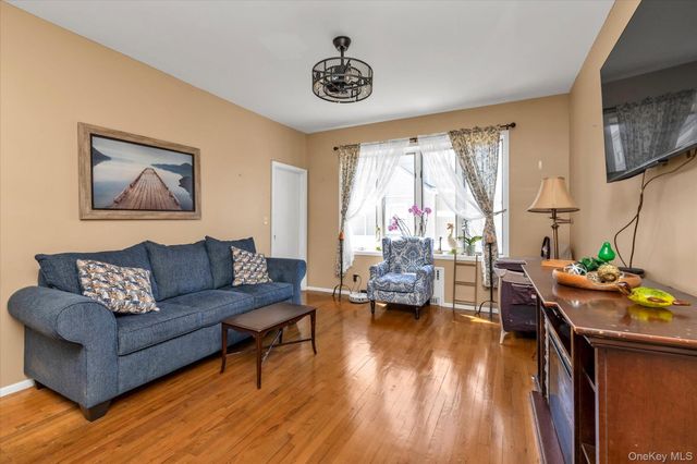 1118 W Broadway, Hewlett, NY 11557