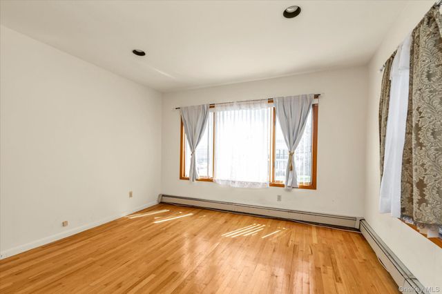1118 W Broadway, Hewlett, NY 11557