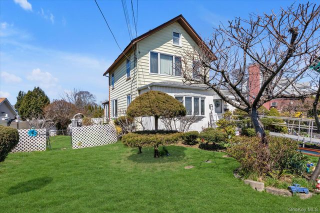 1118 W Broadway, Hewlett, NY 11557