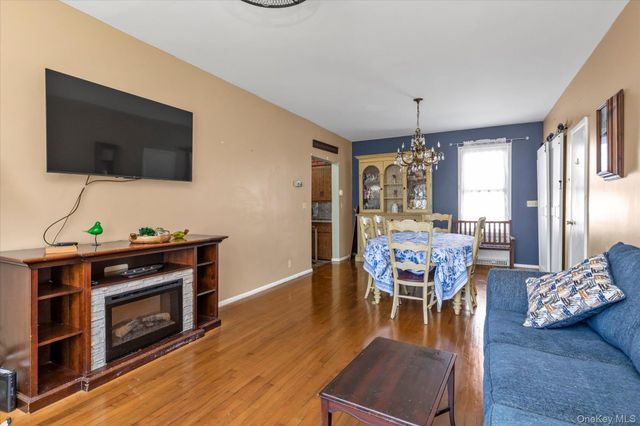 1118 W Broadway, Hewlett, NY 11557