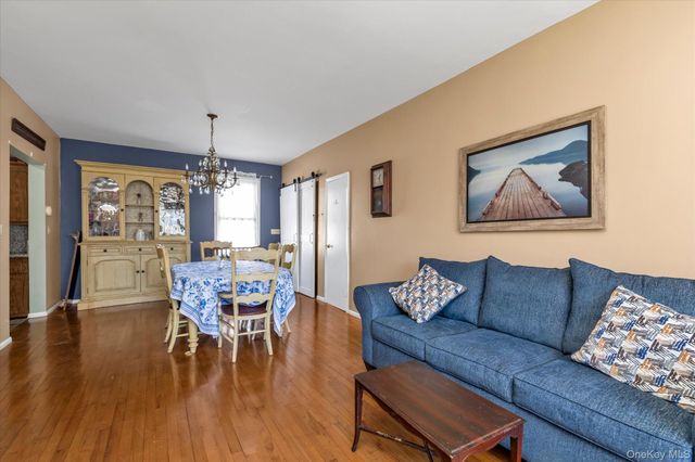 1118 W Broadway, Hewlett, NY 11557