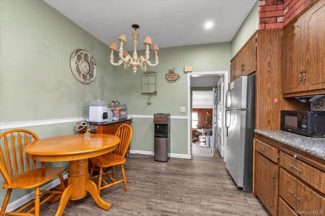 1118 W Broadway, Hewlett, NY 11557