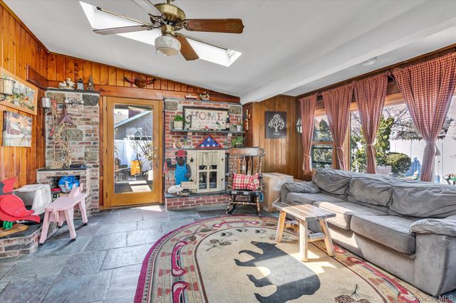 1118 W Broadway, Hewlett, NY 11557